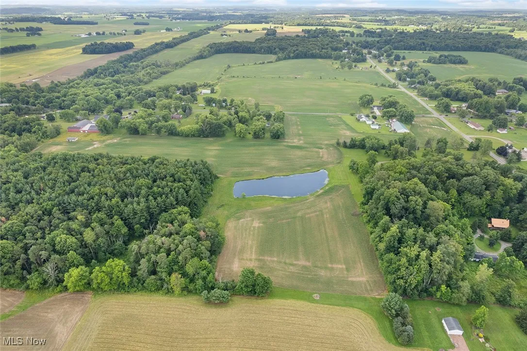 Aerial view of property's location featuring a nearby body of water and rural landscape
