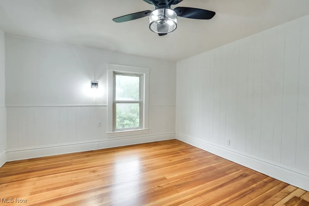 Unfurnished room featuring light wood-style flooring and ceiling fan
