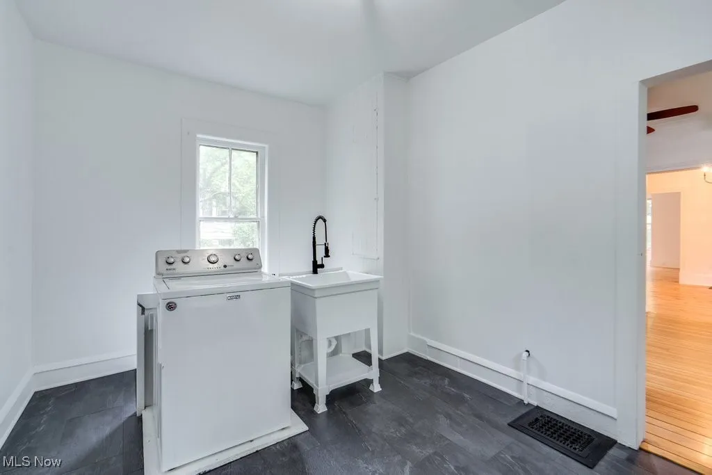 Washroom with washer / dryer and baseboards