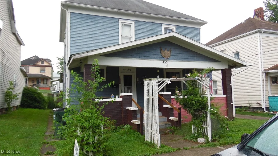 American foursquare style home with a porch and a front yard