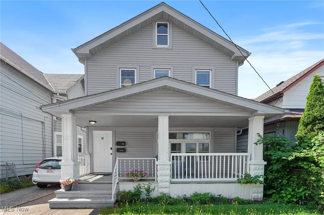 American foursquare style home with covered porch