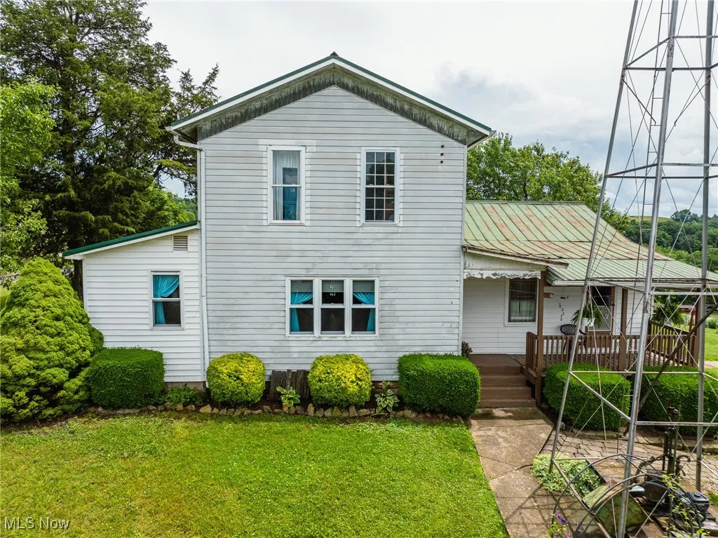 View of front facade featuring a front yard