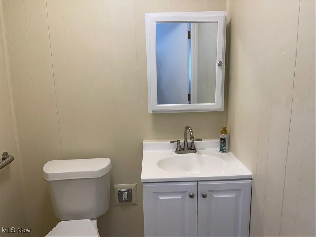 Bathroom with vanity and a decorative wall