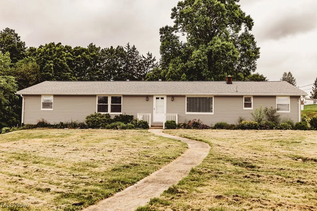 Ranch-style house featuring a front lawn