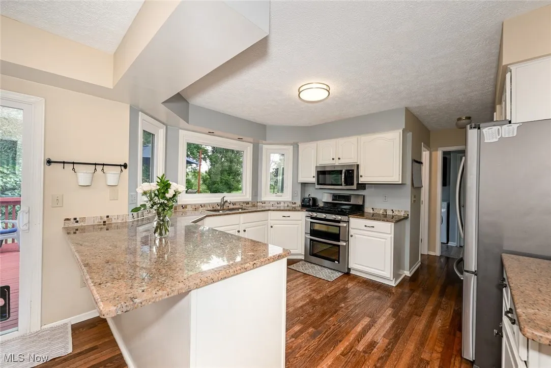 Kitchen w/Breakfast Bar