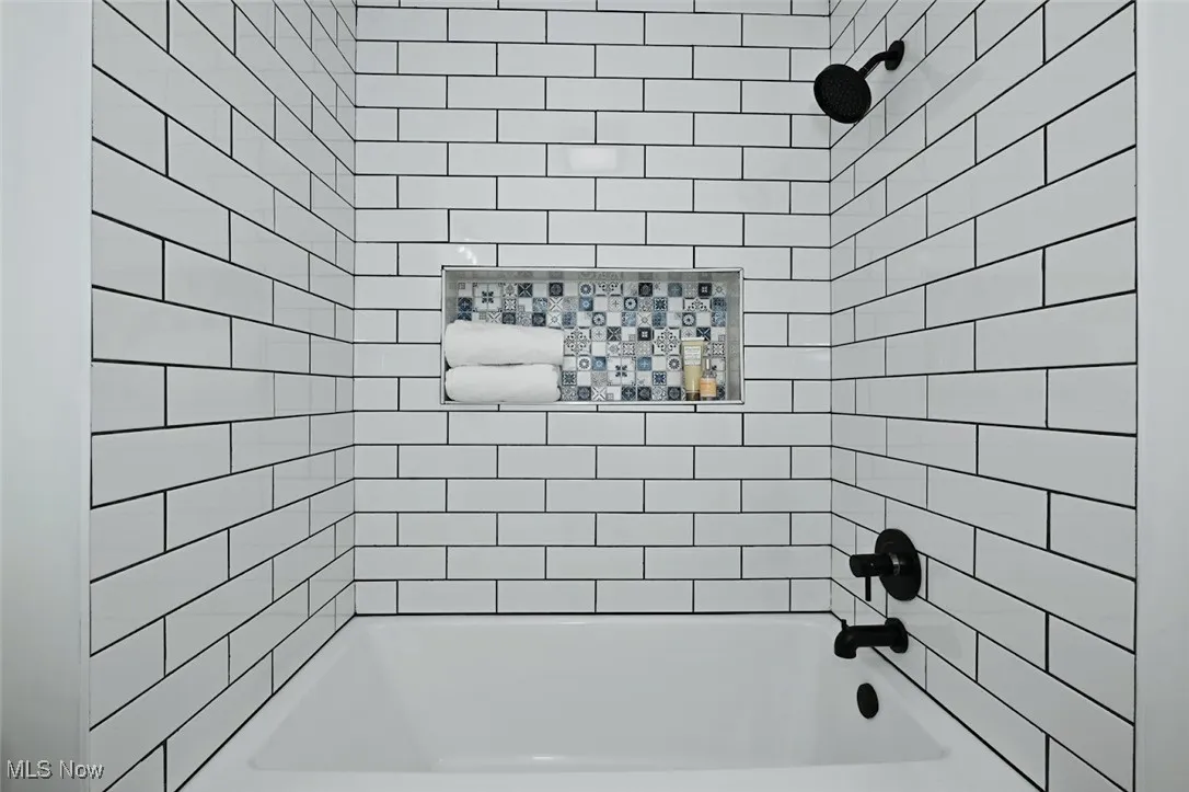 *GORGEOUS TUB/TILED SHOWER COMBO ~