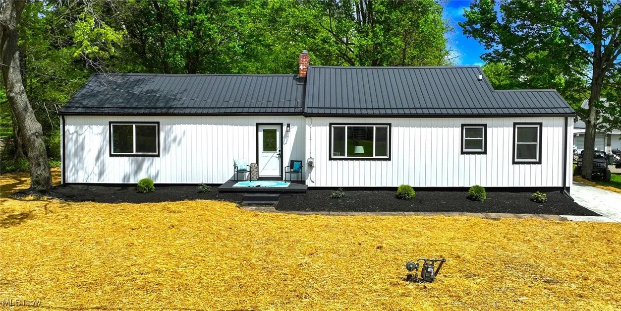 *HOME SWEET HOME ~ MODERN FARMHOUSE OPEN LAYOUT RANCH FULLY REMODELED ON 1.5 ACRES OF LAND IN COPLEY! ~