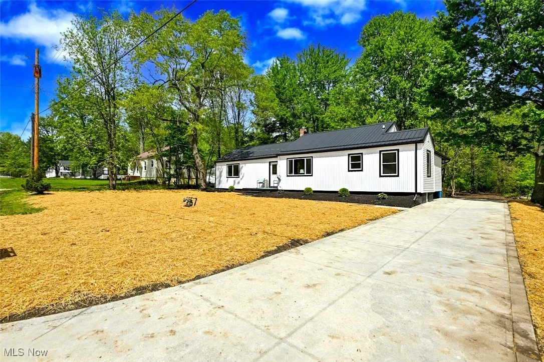 *LONG BRAND NEW CONCRETE DRIVEWAY ~
