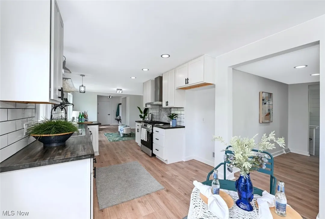 *EAT IN KITCHEN. NOTE: BESIDE THIS IS AN EXTRA COUNTERTOP BUFFET AREA FOR SERVING GUESTS AND GATHERINGS ~