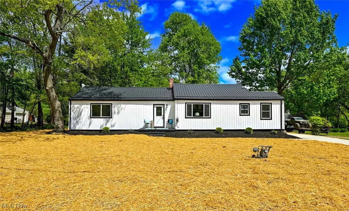 *MODERN FARMHOUSE W/NEW SIDING, ROOF, VINYL WINDOWS & COMPLETELY REMODELED INTERIOR ~