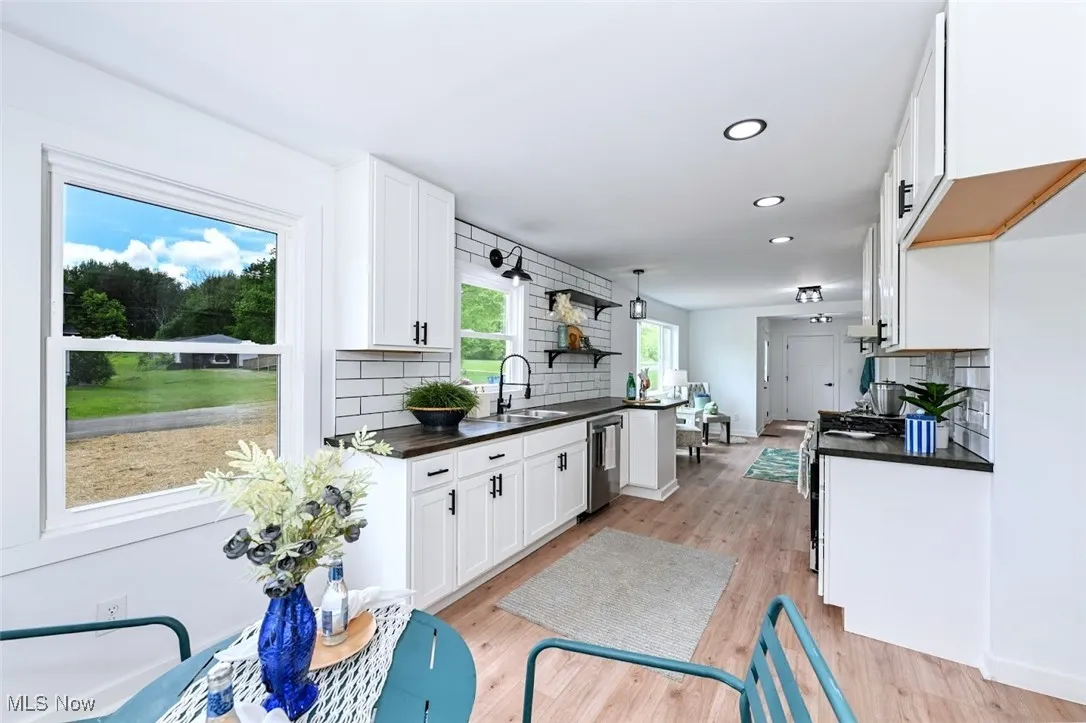 *EAT IN KITCHEN FLOWS SEAMLESSY W/MODERN THOUGHTFUL DESIGN ~