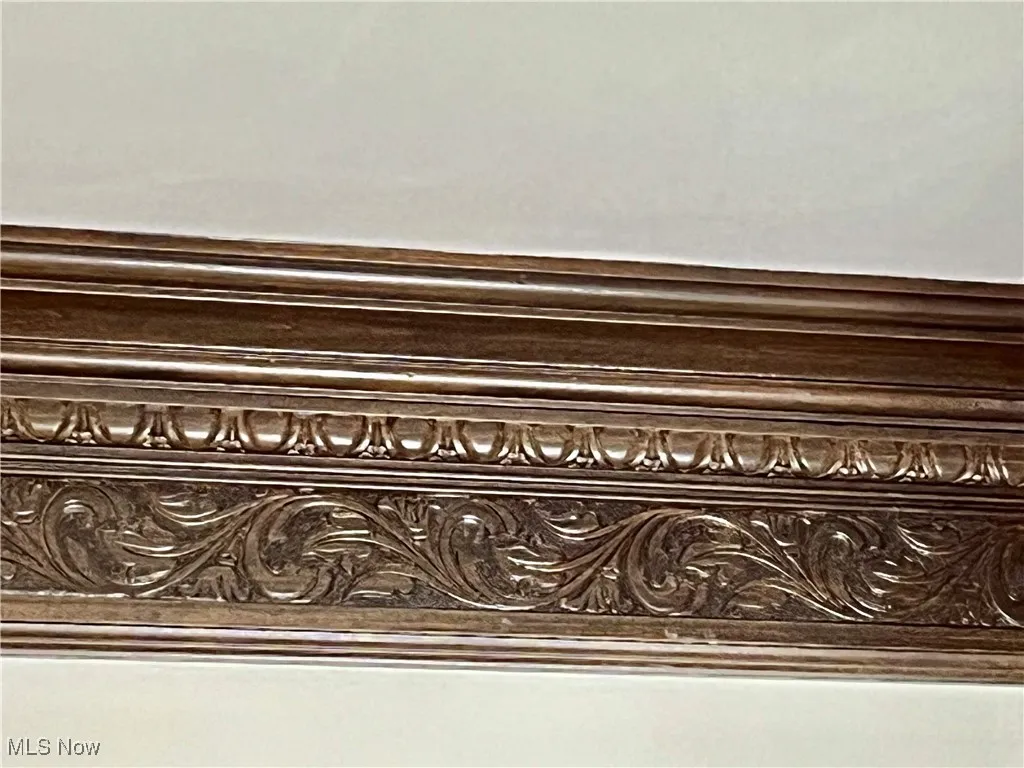 An example of the detailed crown moldings