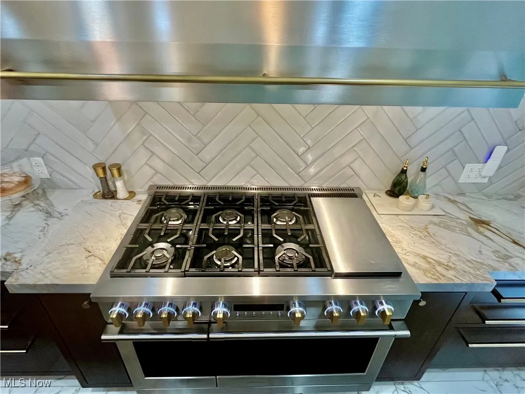 Gas high-end stove with a hood fan that completely covers the cooking area and more!