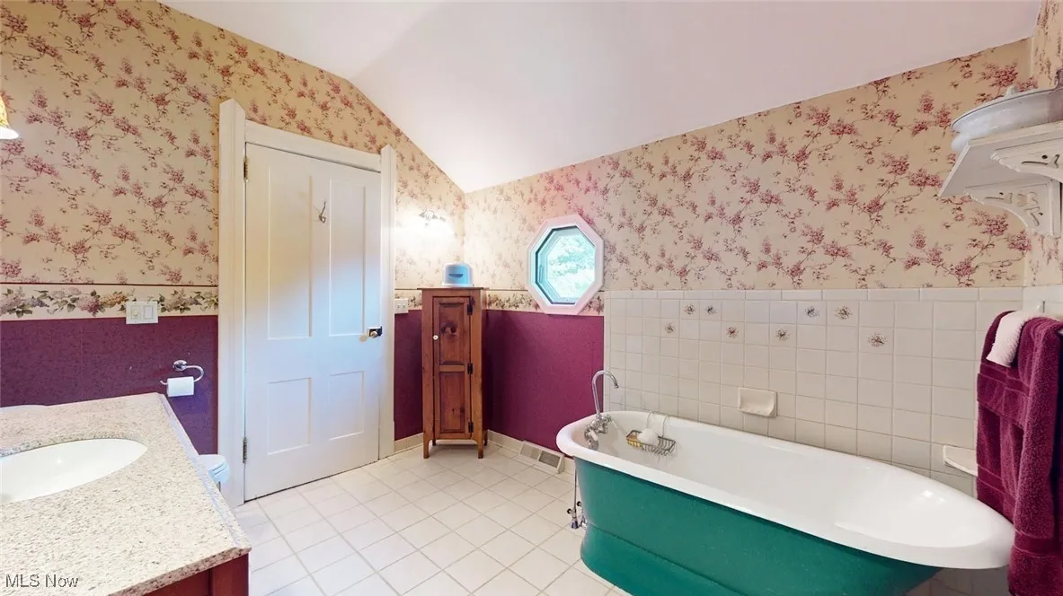 2nd Floor Full bathroom