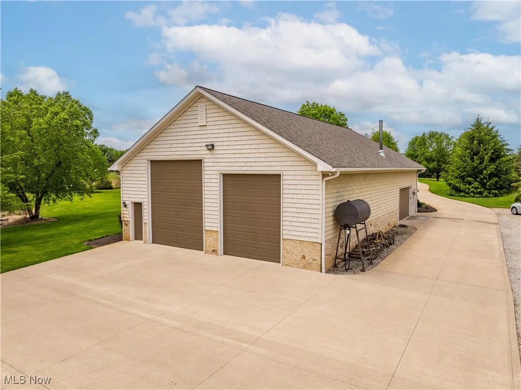 Large oversized heated garage. Park your RV, large boat or up to 12 cars in here.