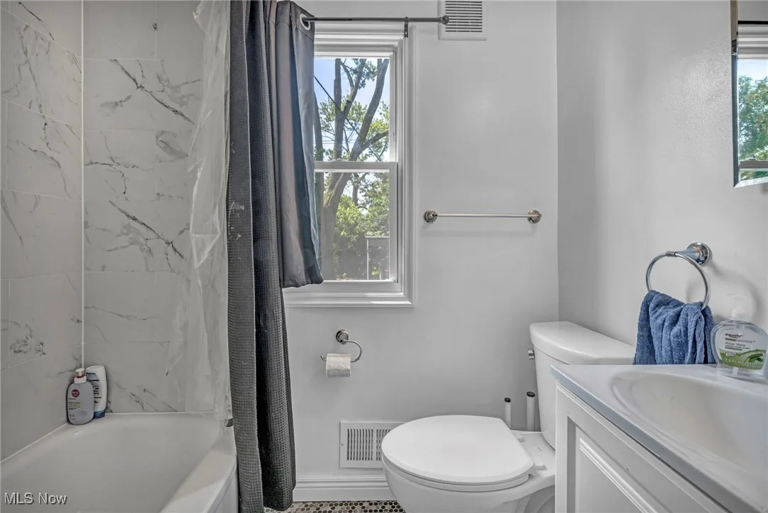 Bathroom with shower / tub combo and vanity