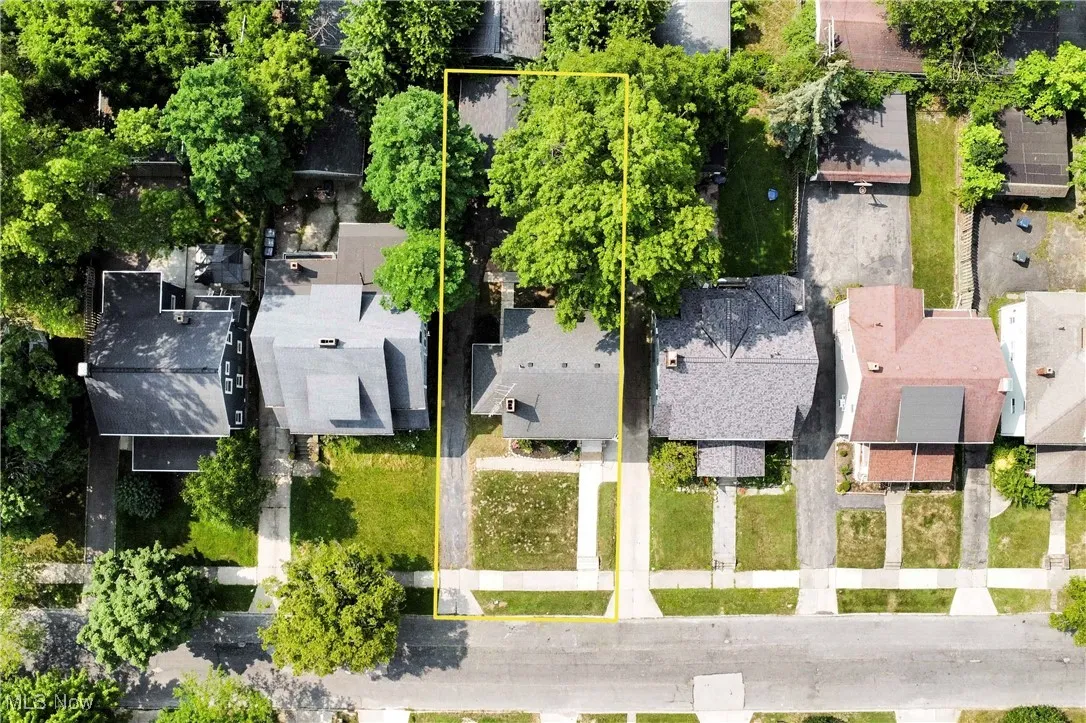 Aerial view of residential area featuring property boundaries highlighted