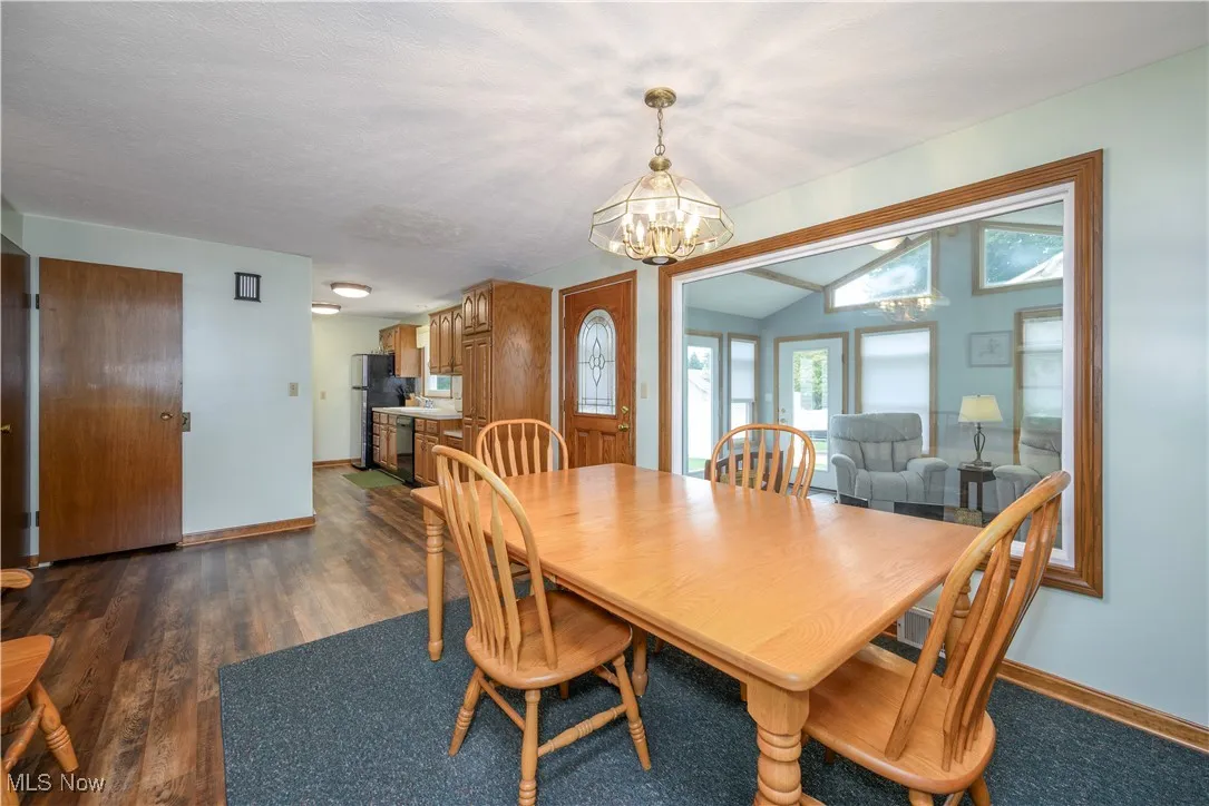 Kitchen eating area