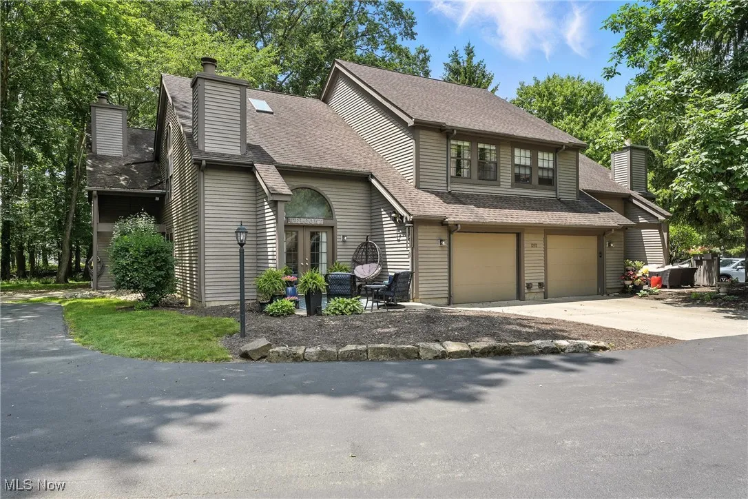 Beautiful 3 bedroom, 3 bathroom condo in Boardman School district.