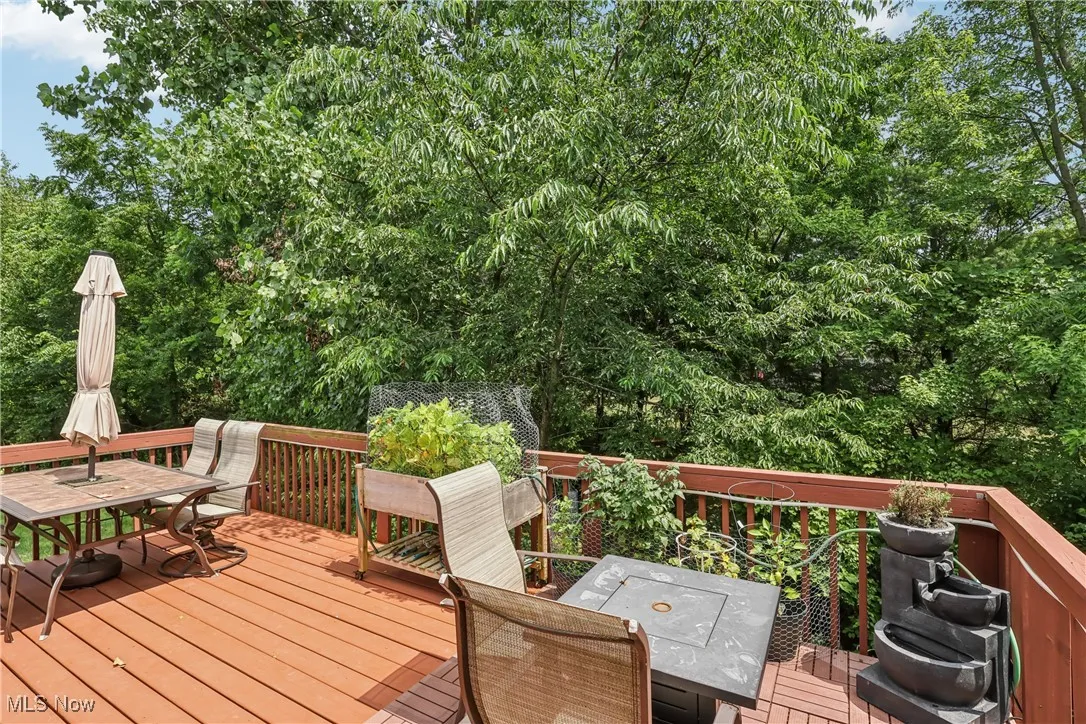 Deck with outdoor dining space