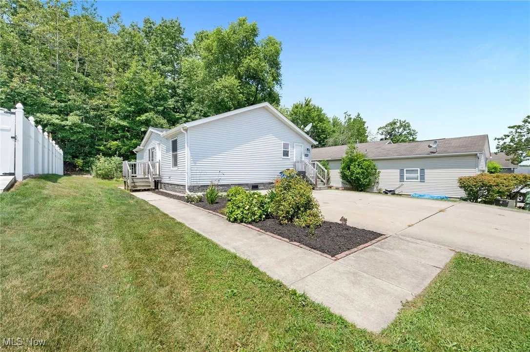 View of front of house with driveway and a front yard
