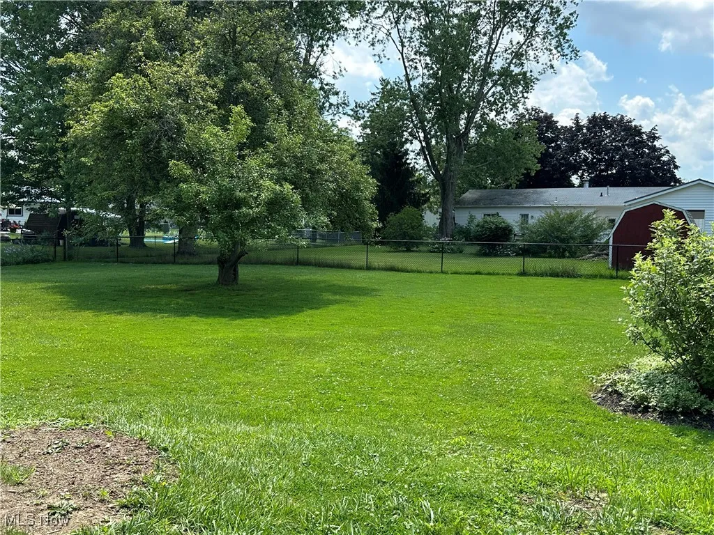 View of yard featuring an outdoor structure