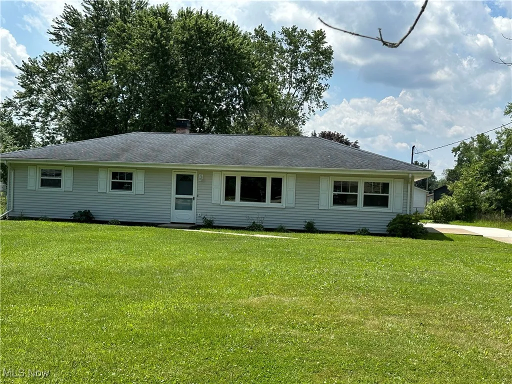 Single story home featuring a front yard