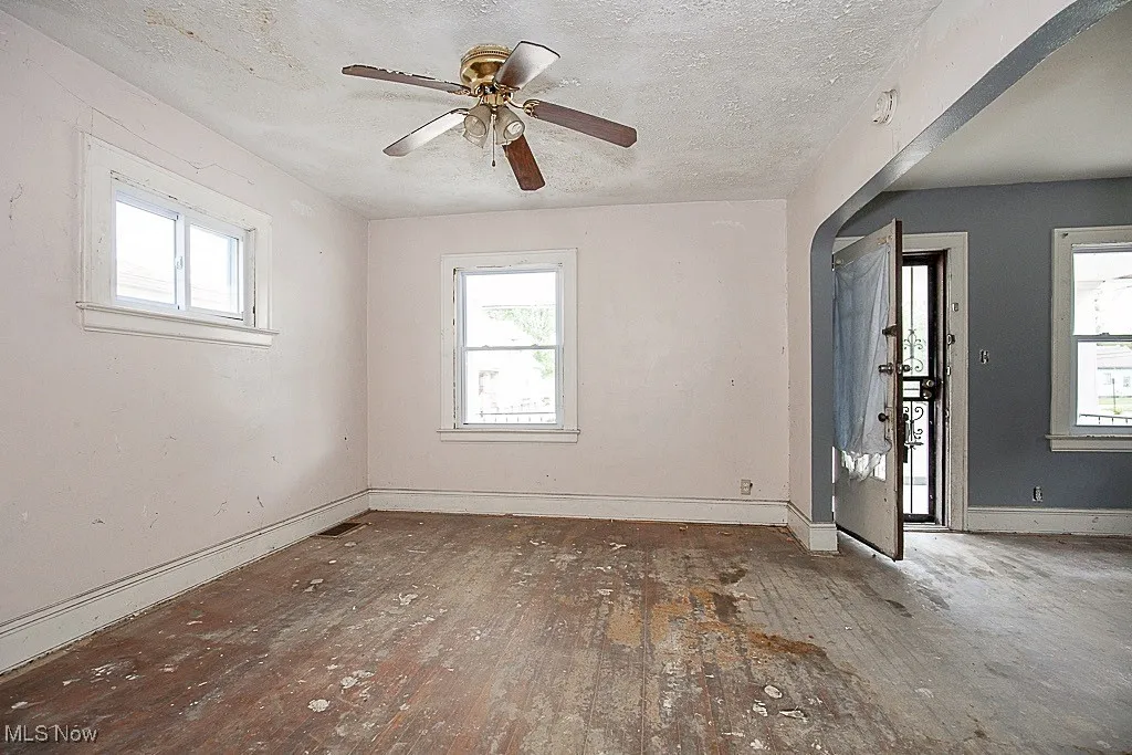 Dining room with ceiling fan