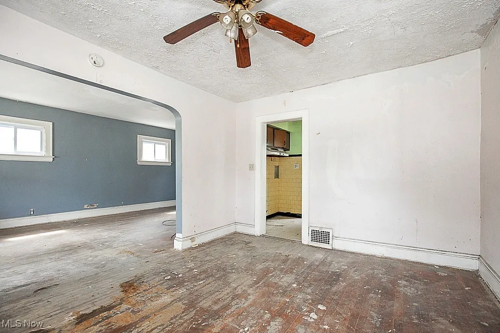 Dining room with ceiling fan