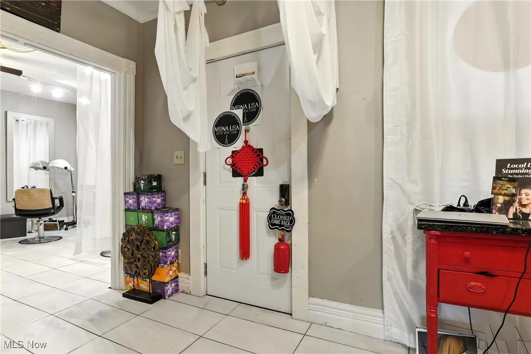 Detailed view of baseboards