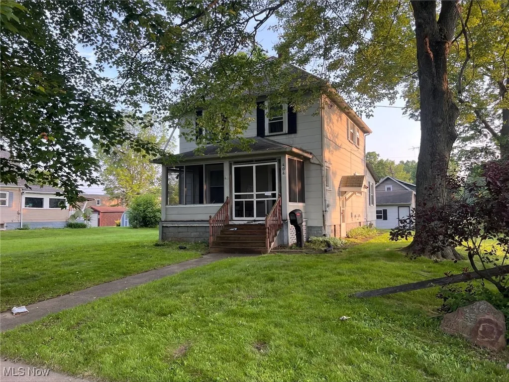 American foursquare style home with a sunroom and a front yard