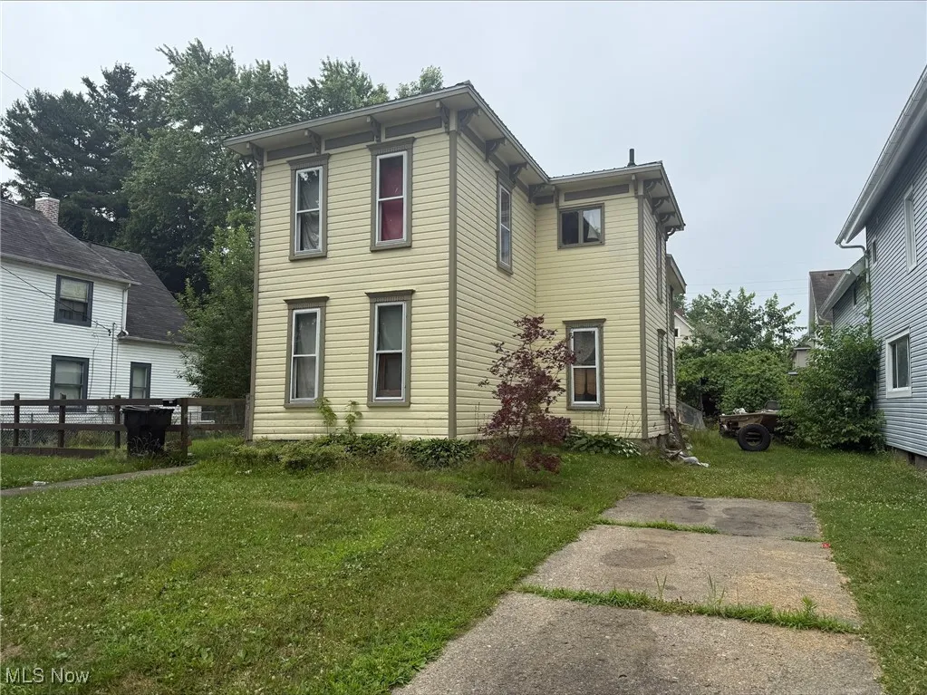 View of front of house featuring a front yard