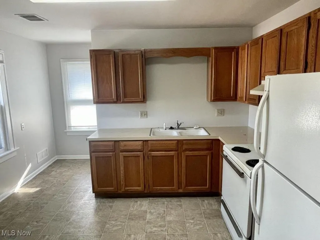 Pic provided by seller (prior to tenants moving in)