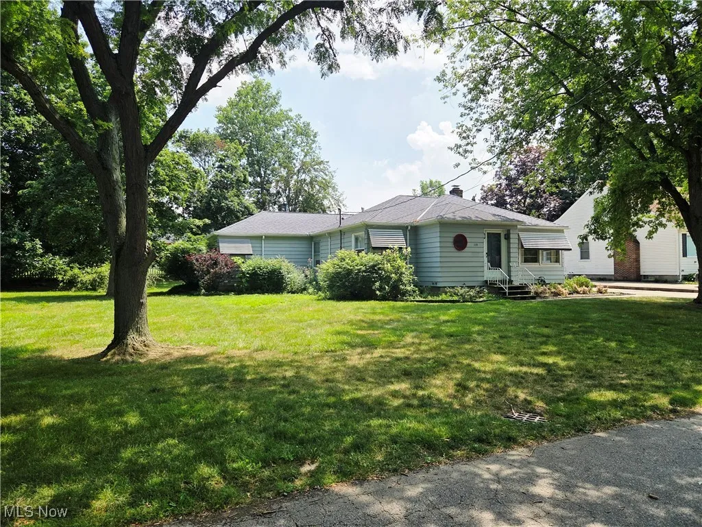 Ranch-style house featuring a front yard