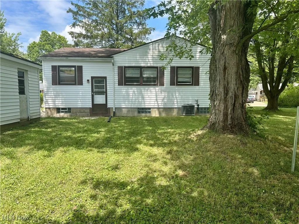 View of front facade featuring a front yard