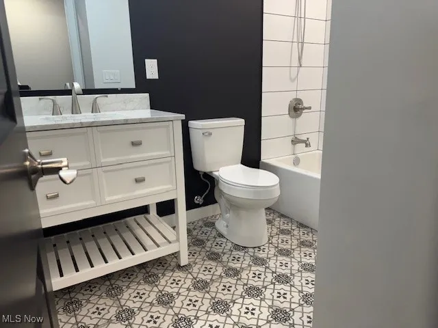 Full bath with vanity and shower / tub combination