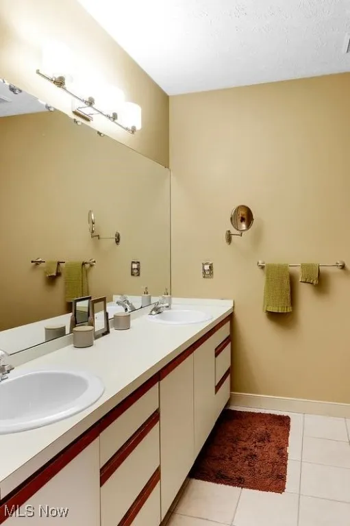 Main bath with dual vanity & shower/tub combo.