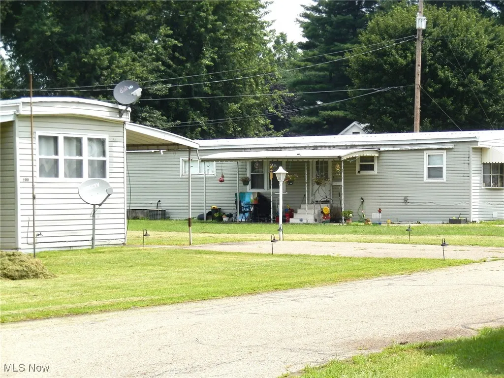 2 mobile homes on flat lot
