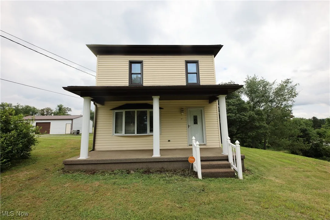 View of front of house featuring a porch and a front yard