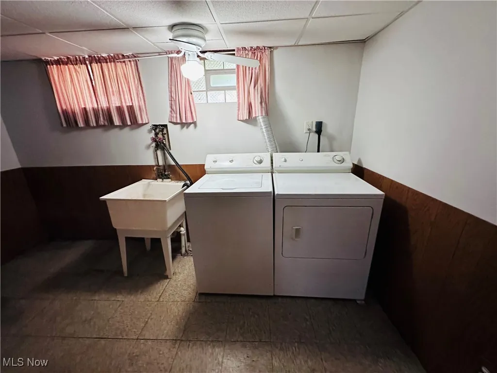 Laundry area featuring washer and dryer and ceiling fan