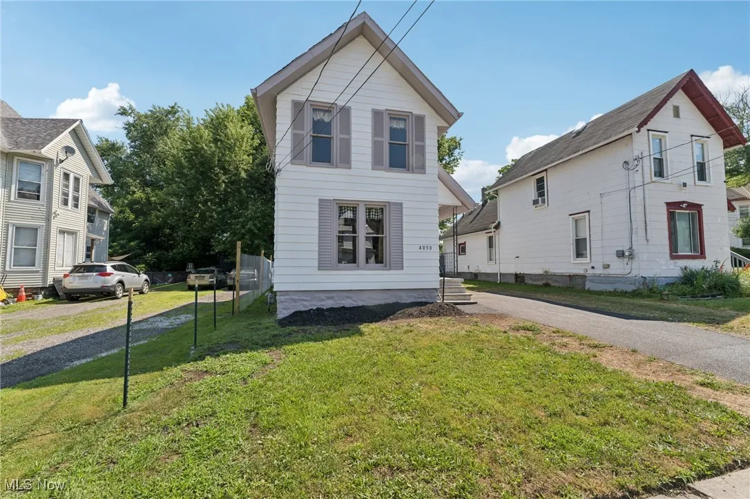 View of front of home featuring a front lawn