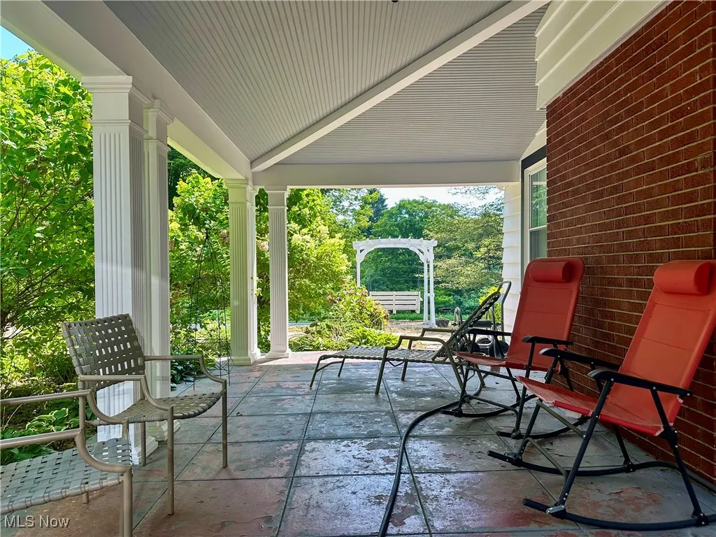 Covered side porch