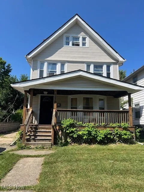 View of front of house featuring a porch and a front lawn