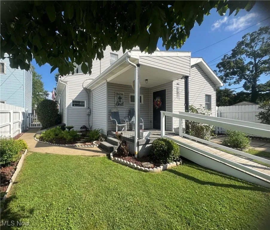 View of front facade with a porch
