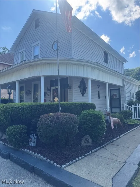 View of front facade with a porch