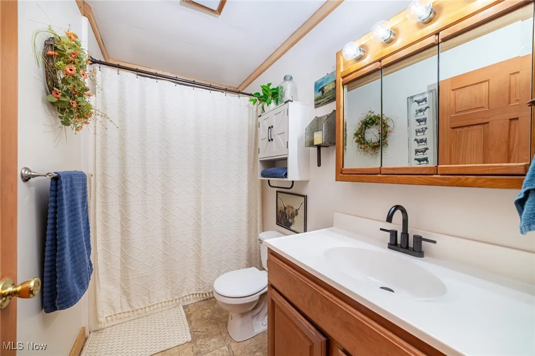 Full bath with vanity and a shower with shower curtain