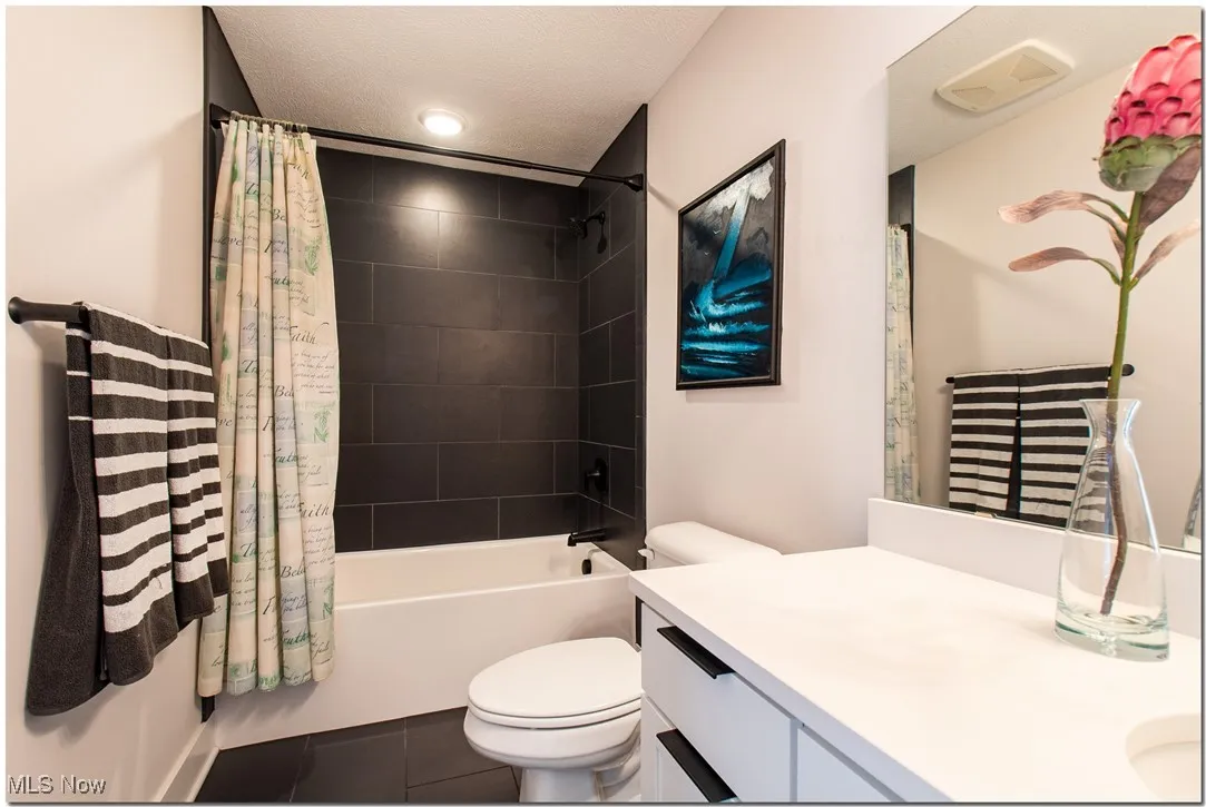 En-suite Full Bathroom