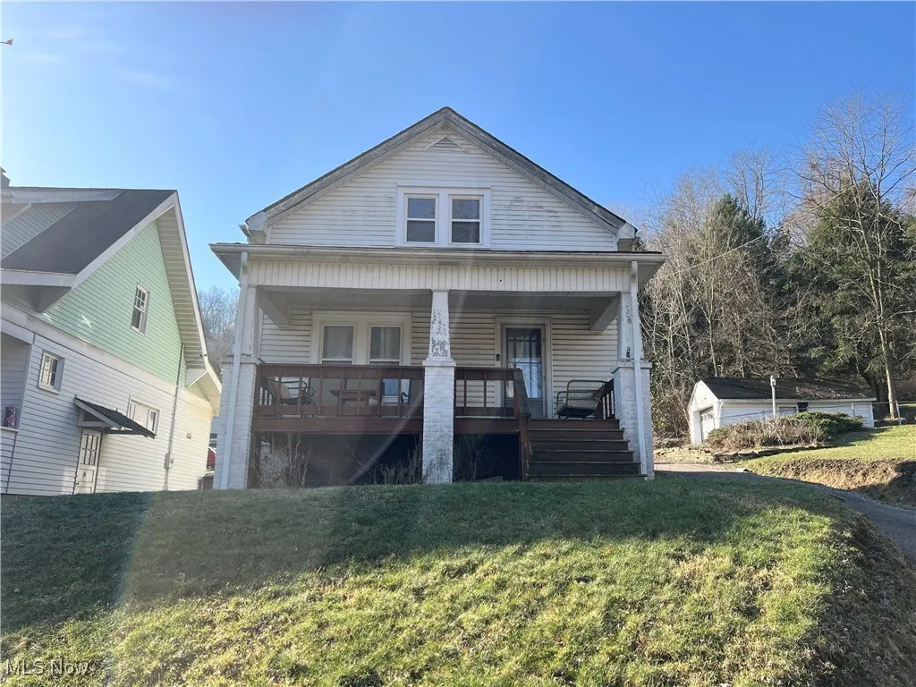 View of front of house featuring a porch and a front yard