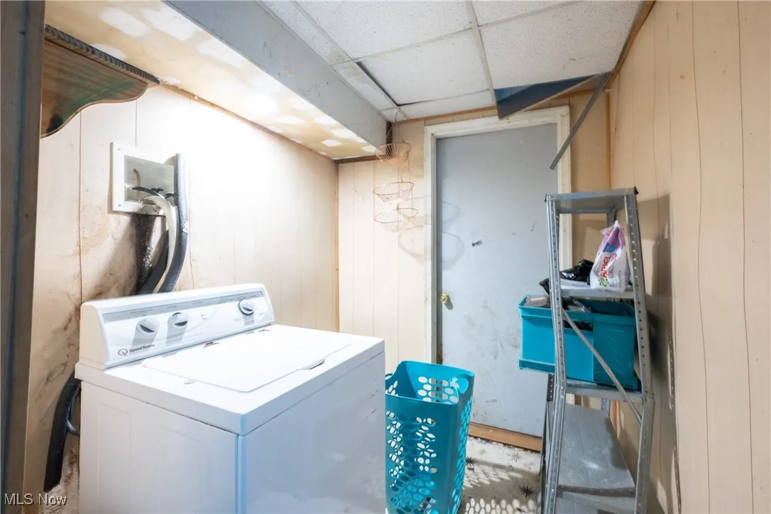 Washroom with washer / dryer