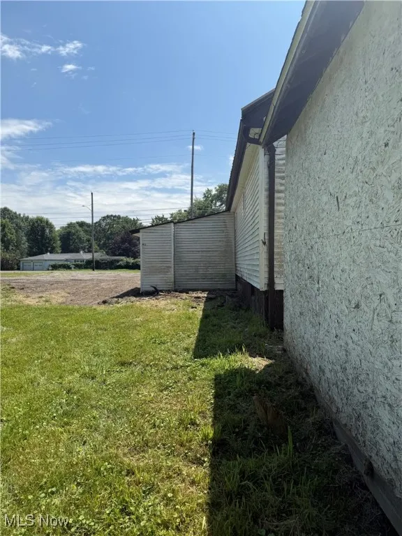View of grassy yard